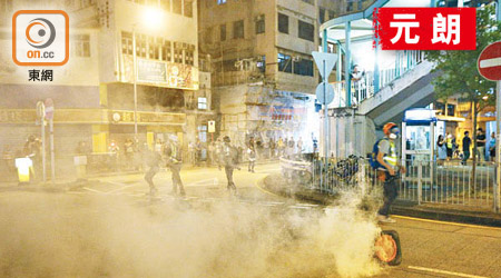 警方在元朗以催淚彈驅散示威者。（何天成攝）