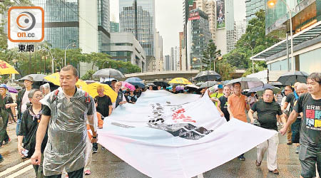黎智英（前左）近期頻參與非法遊行，近日再到美國「唱衰香港」。