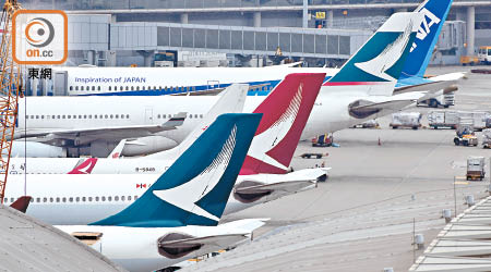 國泰航空及國泰港龍航空早前解僱個別員工，兩名前員工將入稟勞資審裁處索償。