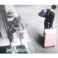 陳同佳當日離開旅店時帶同行李箱，遭閉路電視拍下。