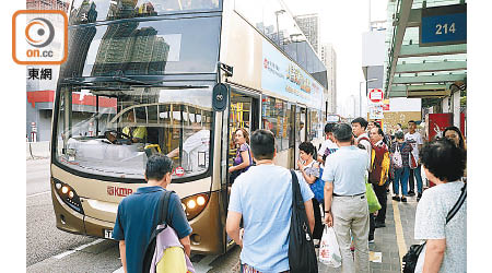 專營巴士公司將獲政府補貼部分油費。