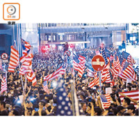 早前有示威者揮動美國旗，出席《香港人權與民主法案》集會。