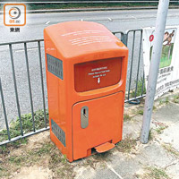 原本圓桶形的橙色廢屑箱改為方形，並增加腳踏。（林敏思攝）