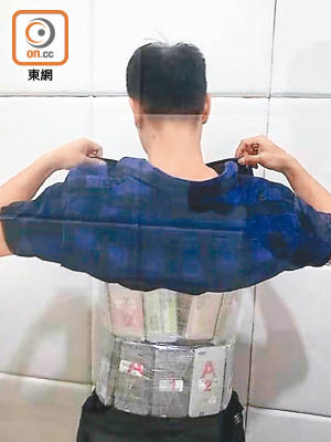 涉案香港旅客被揭腰腹及大腿綁藏大量手機。