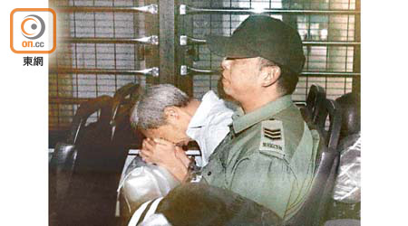 已坐監兩個月的馮永業（左）滿頭白髮，明顯比入獄前蒼老及憔悴。