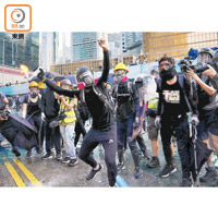 美方將香港的街頭衝突形容為非暴力，被官媒批評顛倒黑白。