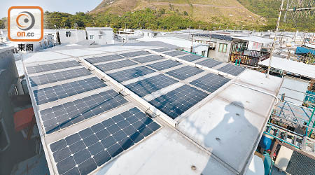 去年推出的「上網電價」計劃，一度刺激村屋紛紛裝設太陽能板。