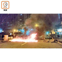 示威者縱火焚燒雜物堵路。（梁頴福攝）