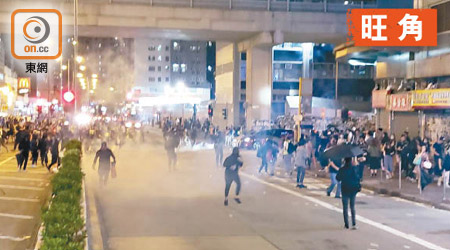 防暴警察發射催淚彈驅散示威者。