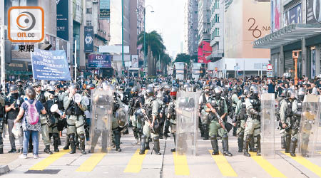 示威持續多月，警務人員疲於奔命應對全港各區的暴力示威。