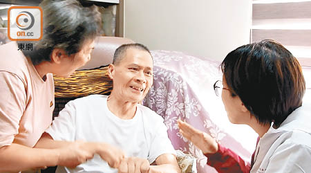 劉先生兩年前開始接受紓緩治療，社工會定期上門探訪。