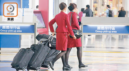國泰有空姐涉嫌非法集結，國泰指有關員工已被調離所有職務。