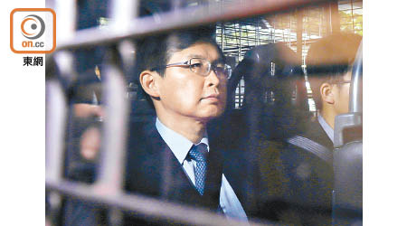 曹貴子在今年五月被控，由警車押送到庭。