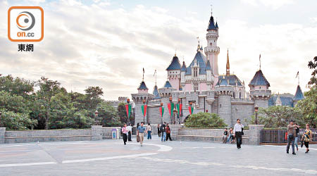 香港迪士尼上個季度的營運收入減少約四點三億港元。
