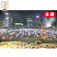 市民在添馬公園祈禱及集會悼念周梓樂。（李華輝攝）