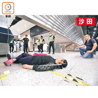 有失明人士在車站落閘時滑倒地上。（袁志豪攝）