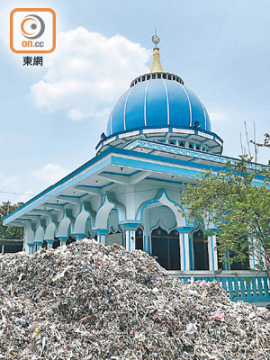 印尼泗水清真寺外的塑廢料。（受訪者提供）