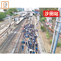 港鐵東鐵線停駛，市民被迫中途下車行路軌回車站。（張開裕攝）