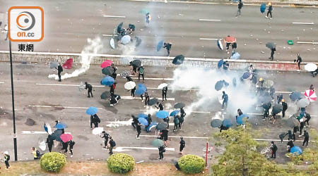 大埔<br>大埔再有示威者堵路，警方施放催淚彈驅散。（余宏基攝）
