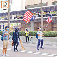 中環<br>幾名在中環堵路的示威者揮動美國國旗。（曾紹良攝）