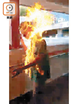 被示威者縱火燒傷的男子仍危殆。