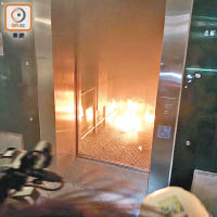 紅磡<br>暴徒在紅隧口電梯縱火。