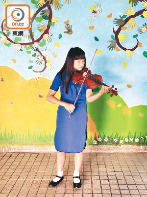 蘇家寶熱愛演奏小提琴，克服難以辨識高頻聲音的困難，考獲七級小提琴資格。（林敏思攝）