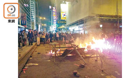 旺角<br>大批暴徒在旺角街頭聚集及焚燒路障。（郭垂垂攝）