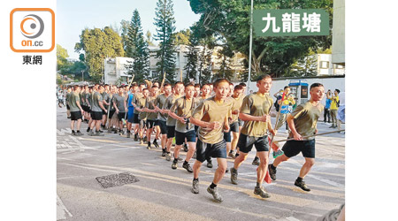 大批駐港解放軍操出九龍東軍營，快速清理聯福道的路障。（余宏基攝）