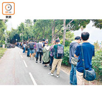 等候前往烏溪沙渡輪的人龍排至海濱公園內。