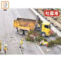 社區齊心清障：吐露港公路清理垃圾路障後重開。（王鏡文攝）