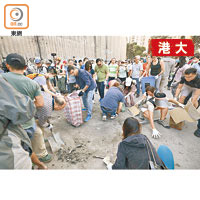 市民自發到香港大學薄扶林道一帶清路障。（黃偉邦攝）