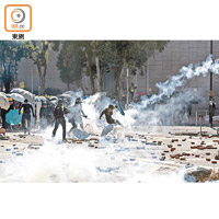 理大外騷亂持續，警方發射催淚彈驅散。