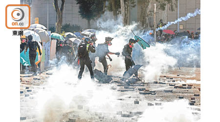 警方用作驅散示威者的催淚彈，被質疑會釋放可損健康的二噁英。（李志湧攝）