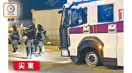 水炮車前輪爆胎等候緊急換胎。（黃雄攝）