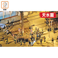 警員在天榮輕鐵站拘捕多名懷疑破壞設施者。（李成德攝）