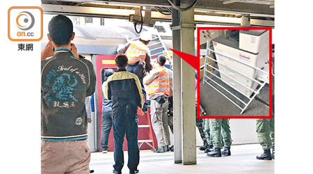大圍站列車被掟鐵欄，職員到場處理。