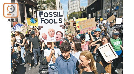 多國就政府漠視全球暖化問題示威抗議。