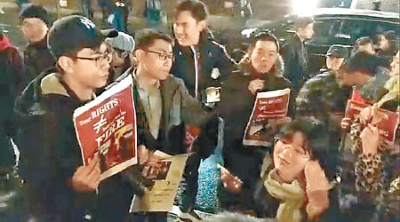 現場有多名中國留學生抗議。（互聯網圖片）