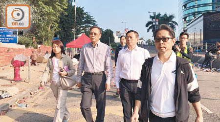 理大校長滕錦光（左二）到場規勸示威者離開。