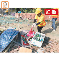 政府工人昨早忙於清理漆咸道南馬路上的磚頭及垃圾。（鍾健國攝）