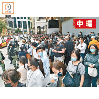 有大批市民昨繼續發起中環「和你Lunch」行動。（張世洋攝）