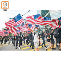 經常有示威者高舉美國旗。