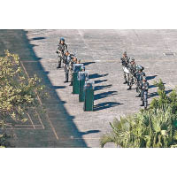 配備長盾及突擊步槍的士兵在操場上列隊。