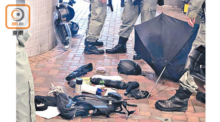 男生被捕時遭搜出改裝雨傘、雷射筆等攻擊性武器。