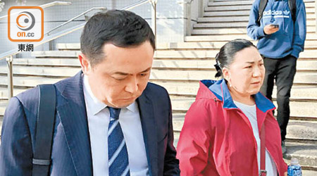 哈薩克籍被告的母親（右）和該國領事館人員（左）昨到法庭旁聽。