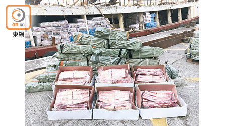 海關展示今次堵截的五百四十公噸懷疑走私凍肉。
