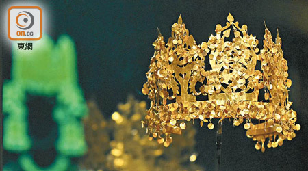 展覽展出王妃佩戴過的金皇冠，估值九千萬元。
