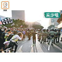 網民昨日發起的毋忘初心大遊行，最後亦演變成堵路及警民衝突。（李華輝攝）