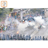 暴力示威至今未平息，警方處理示威衝突的手法亦備受質疑。